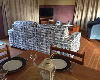 Great time to detox and get away for a break. - Dungog - Living room