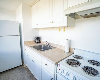 Paradise QueenSize Waikiki Seaside Monarch Hotel Studio Near Waikiki - Mountain and City View - Full Kitchen - Honolulu - Kitchen