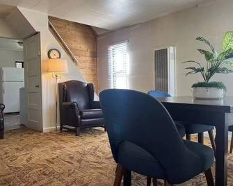Charming 3-bedroom large family cabin with Wifi and Air Conditioning in fabulous June Lake, CA. - June Lake - Вітальня