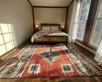 Secluded cabin located on 500 acres in the beautiful hills of Kentucky. - Garrison - Bedroom