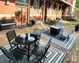 Historic Springville Train Depot Inn Hotel Apartment - Springville - Patio