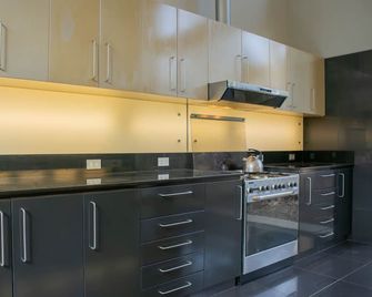 w Elegant 5BR Home w Pool in Cieneguilla - Pachacámac - Cocina