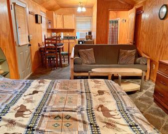 Jewell Between Fall Creek Falls, Burgess Falls and Rock Island State Parks - Sparta - Living room