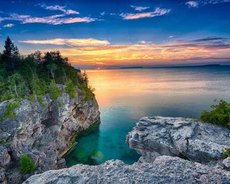 Sunset Lakehouse, cozy cottage - Tobermory - Beach