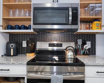 Charming 4bed/3bath with Pool Table -2King/3Queen Beds - Winston-Salem - Kitchen