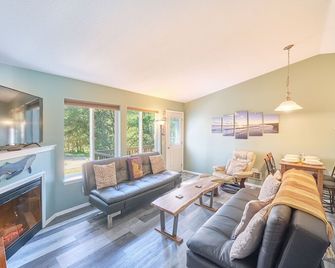 Dog-Friendly, Walk to beach/downtown (Suite) - Long Beach - Living room