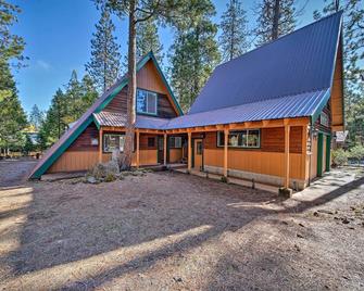 Rustic Trinity Center Cabin w/ Deck Near Fishing! - Trinity Center - Edificio