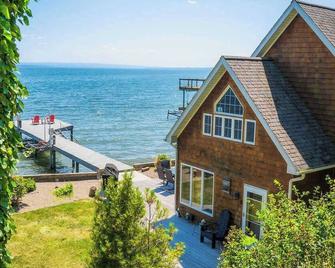 Drift Away: Hot Tub, Kayaks, Fireplace & Pac-Man - Geneva - Building