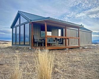 lturas 2: New Modern 2BR Cabin, Big Windows for Big Mountain Views - Dillon - Building