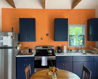 Cozy Cottage. Great hikes nearby, & walking distance to historic Harpers Ferry.. - Harpers Ferry - Kitchen