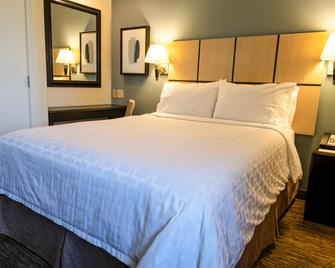 Candlewood Suites East Lansing, an IHG Hotel - Lansing - Bedroom