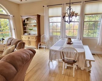 Cozy Mountain Chalet with views, private setting! Near WCU and Castle Ladyhawke - Cullowhee - Dining room