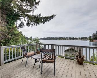 Lakefront house w\/ private dock, firepit, and sunset views - Otis - Balcón
