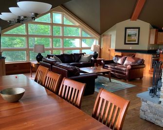 Ski-on Ski-off located on Bear Mountain @Killington - Killington - Living room