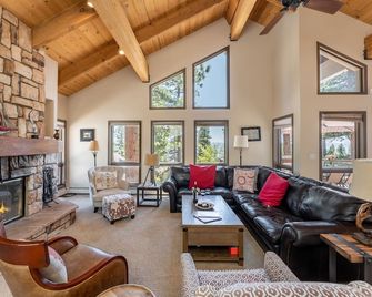 Crystal View by AvantStay Al Fresco Dining w View of Lake Tahoe Crystal Bay - Incline Village - Living room