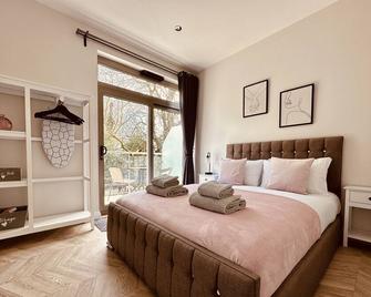 The Oasis - Stylish one bedroom apartment - Mudeford - Christchurch - Bedroom