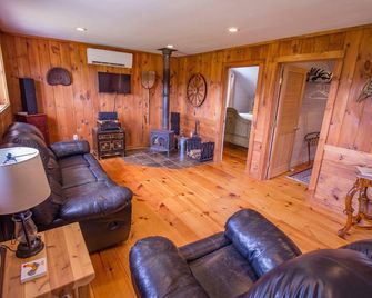 Gated 40 acre Animal Farm w/best mountain views in N. Conway - Conway - Wohnzimmer