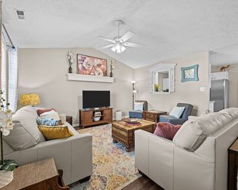 3 Bedroom Home with King Bed, Fenced Yard & Pool Table - New Bern - Living room