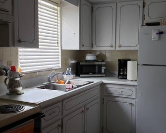 One Bedroom One bath in town - Sebring - Kitchen