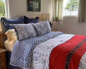 Charming Point Reyes Cottage with Decks and Lovely Garden - Point Reyes Station - Bedroom