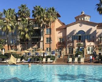 Great getaway steps from Crystal Cove Beach - Newport Beach - Piscina