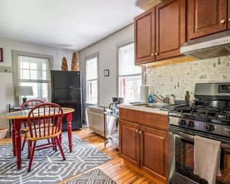 'A Stone's Throw' Cabin • Creekside • Fires • Bbq • Fishing - Phoenicia - Kitchen