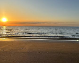 Large home w/private Lake MI Beach access and convenience to local attractions - Mears - Beach