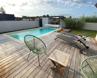 Comfortable villa with swimming pool, close to all amenities. - Saint-Vincent-de-Paul - Piscine