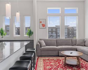 Luxury Apartments Near Airport - Austin - Huiskamer
