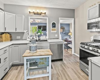 Large home centrally located; walk to Zoo, Sunken Gardens or Telegraph District. - Lincoln - Cocina