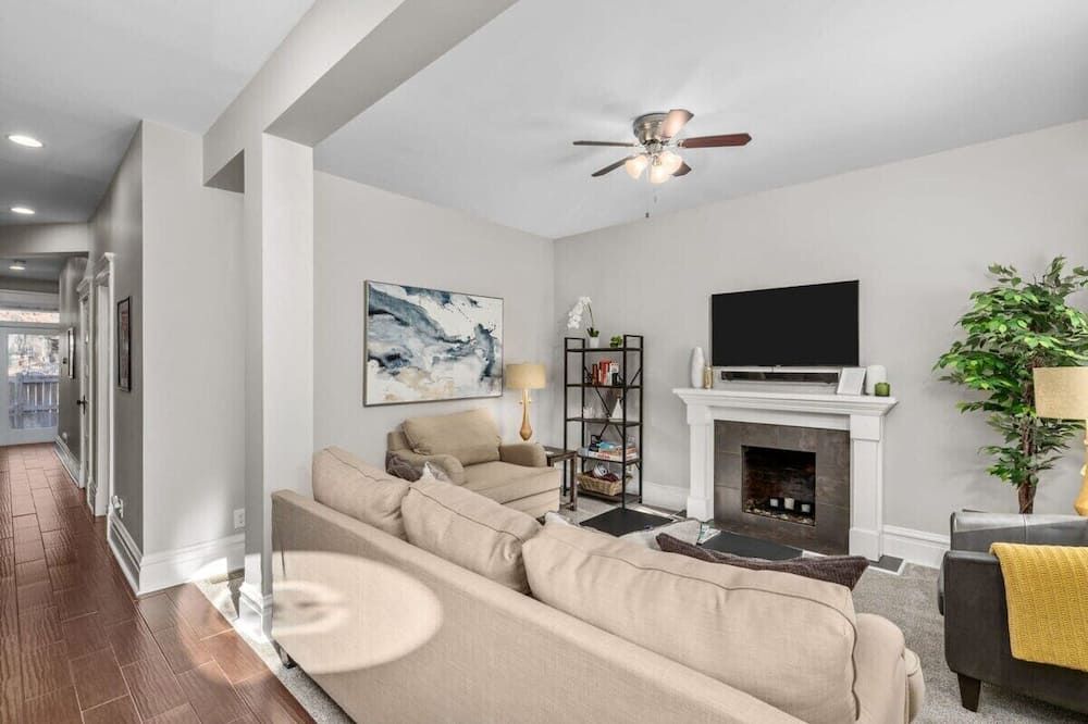 Walk to Forest Park Euclid Fire Pit Porch Swing - سانت لويس - غرفة معيشة