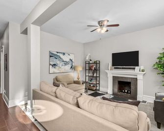 Walk to Forest Park Euclid Fire Pit Porch Swing - سانت لويس - غرفة معيشة