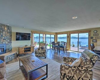 Similk Bay Retreat with Deck, Fire Pit and Hot Tub! - Anacortes - Huiskamer