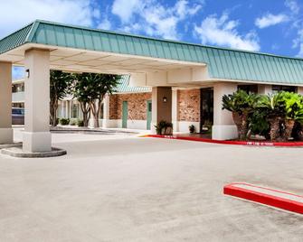 Days Inn by Wyndham Seguin TX - Seguin - Building