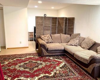 Spacious Pet & Kid Friendly Place in Grass Valley Walk to Town - Grass Valley - Living room