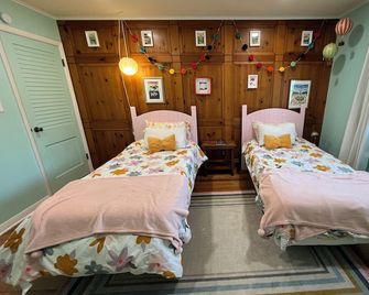 Cozy 3-bedroom country house minutes from Knox and Monmouth Colleges! - Galesburg