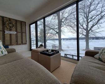 Lakefront getaway perfect for 2-3 families traveling together sleeps17+ guests - Perry - Living room