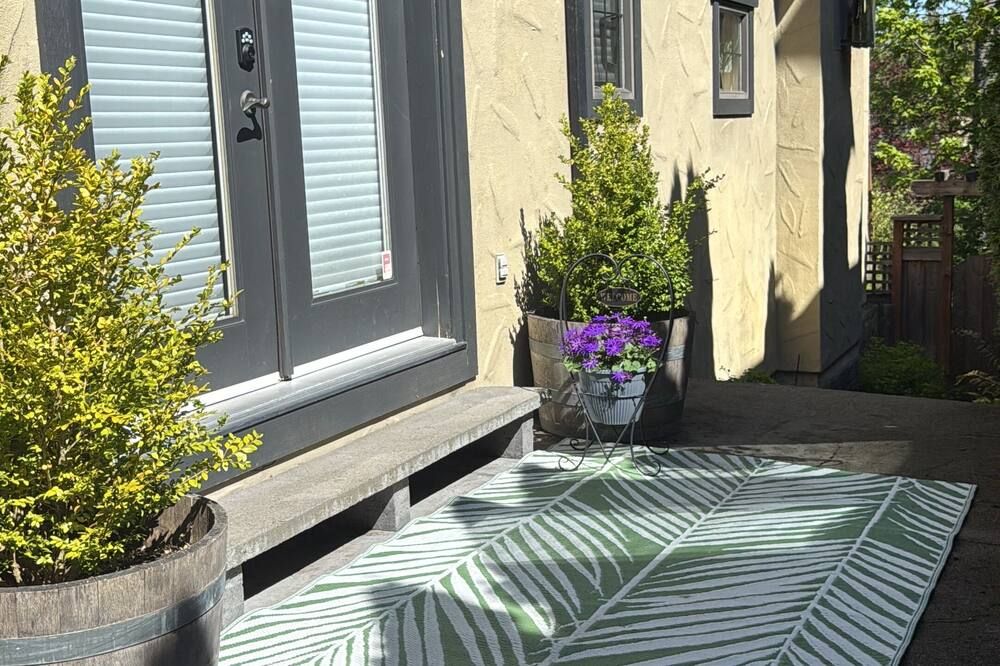 Beautiful Queen Suite near Castle, City & Beach - ויקטוריה - פטיו