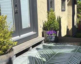 Beautiful Queen Suite near Castle, City & Beach - Victoria - Patio