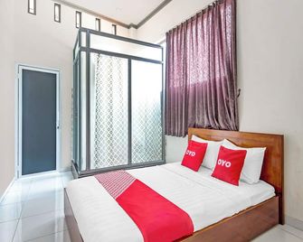 OYO 90517 Homestay Wonosobo Asri - Wonosobo - Bedroom