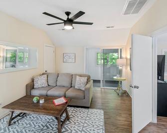 Secluded Apartment with Heated Garage - Libertyville - Living room