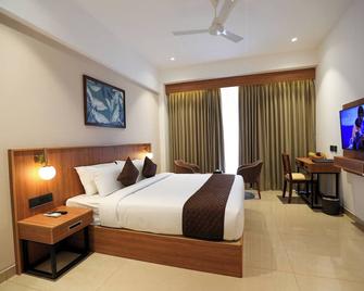 Hotel Saffron Wayanad - Sultan Bathery - Schlafzimmer