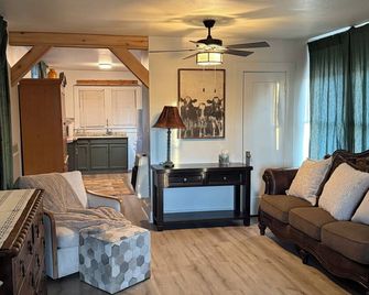 Small Town Comforts- 1-bedroom house in charming Clarendon - Bunk House #2 - Clarendon