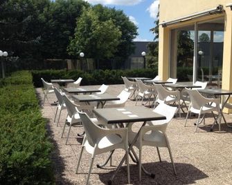 Enzo Hotels Bulgneville by Kyriad Direct - Bulgnéville - Patio