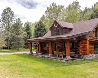 Riverstone provides a beautiful place to relax and enjoy life - Clinton - Building