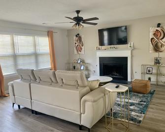 Spacious, Modern House with Cozy Fireplace, Home Office and Master Suite - Lovejoy - Living room