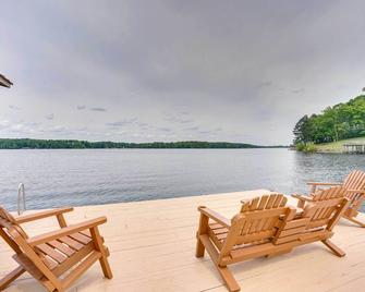 Dock and Kayaks Lakefront Roanoke Rapids Home - Roanoke Rapids - Terasa