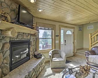 24-0160 Pet-Friendly Cabin 1 Mi to Dtwn Fairplay - Fairplay - Living room