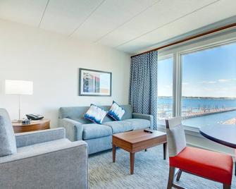 Wyndham Inn on the Harbor ~ One Bedroom Harborfront Suite - Newport - Sala de estar