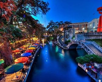 Exquisite Studio Guesthouse Near Downtown's Core! - San Antonio - Outdoor view